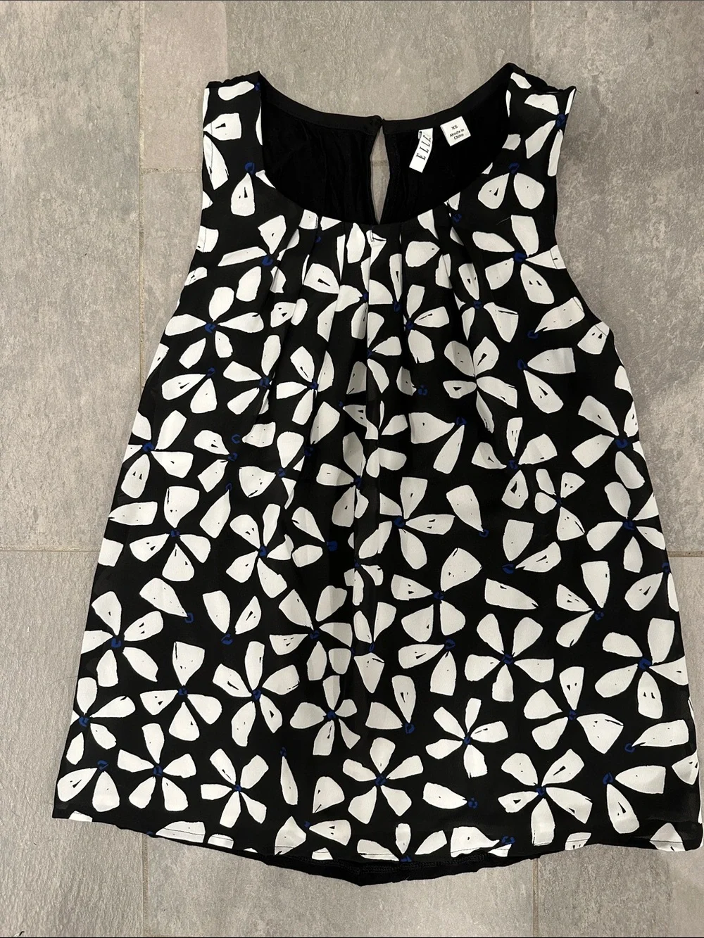 Elle Black Floral-Print Sleeveless Camisole with White Petals. Size XS